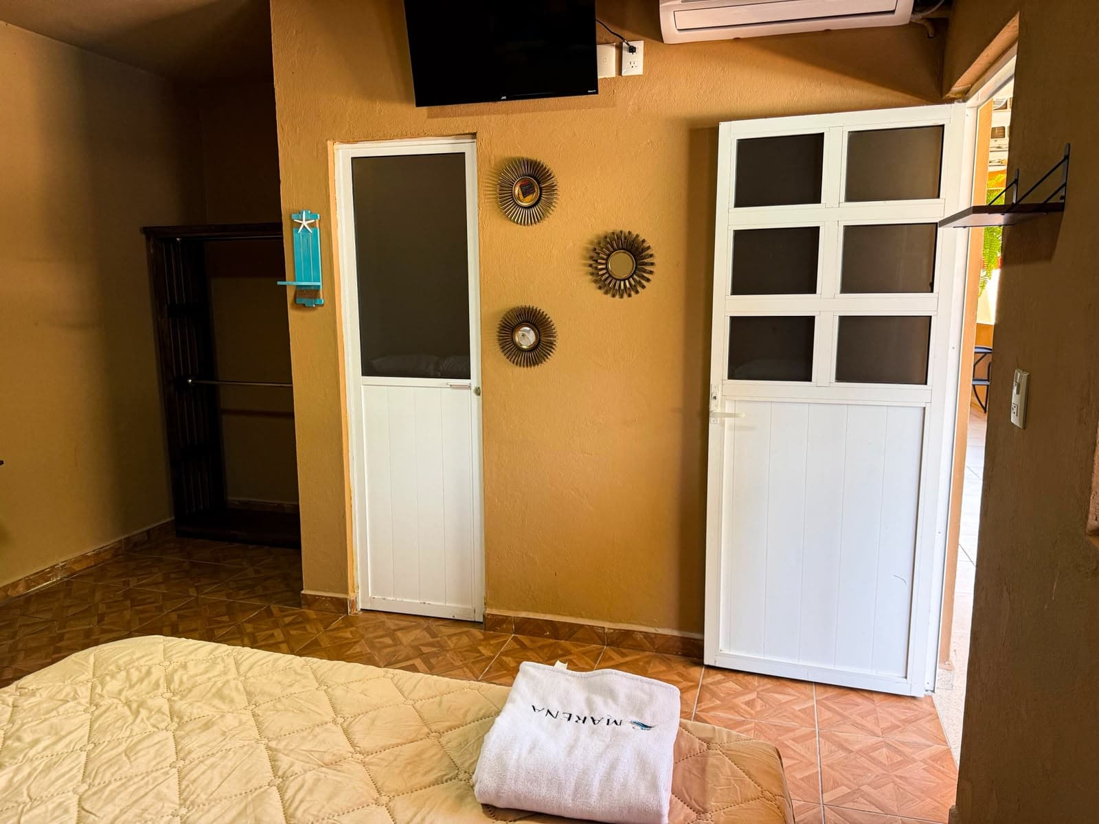 Habitación con acceso directo al pasillo y al jardín